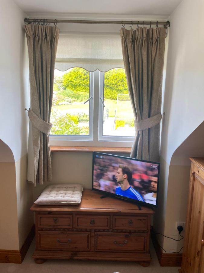 Cosy Rooms In A Stone Cottage Salthill Exterior photo